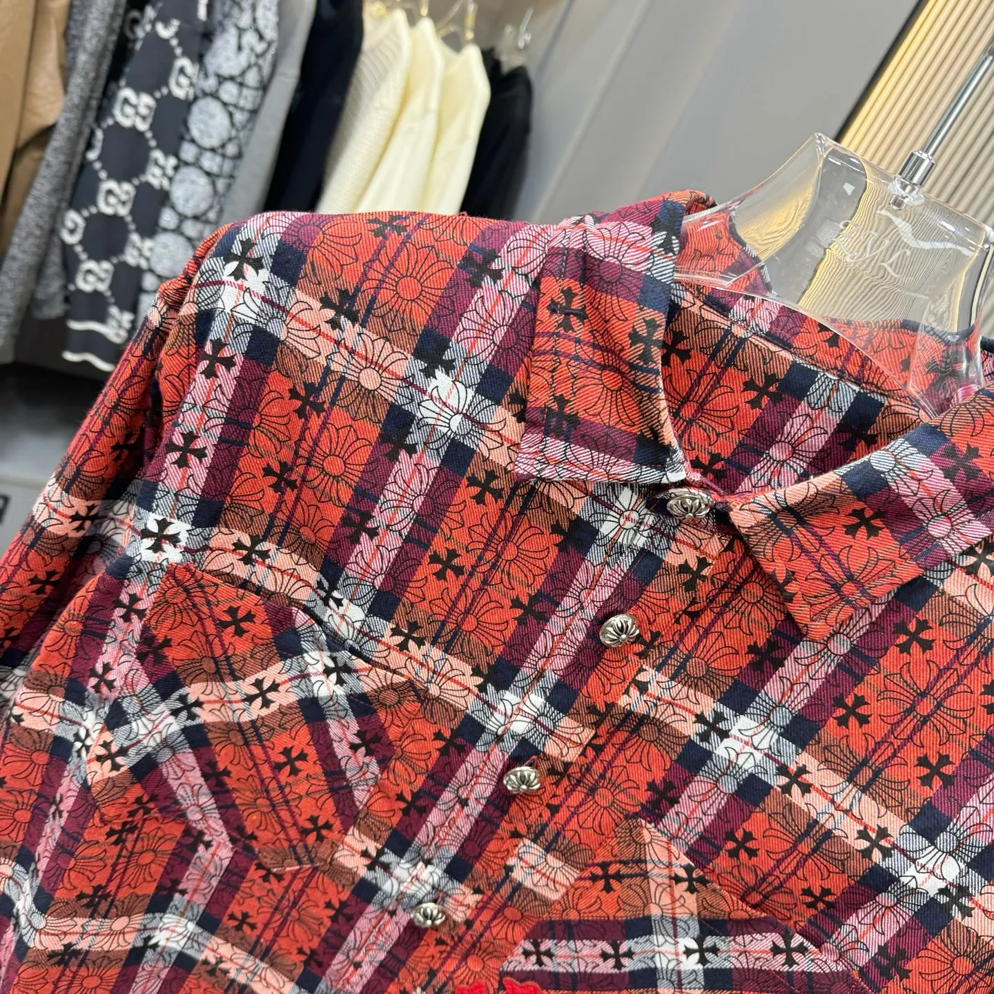 🅿️290 new arrival🆕 CH Crow Heart Horseshoe printing technology with hardware fasteners | Mid-length shirt jacket with lapel, horseshoe logo woven; letter logo buttons, the upper body effect is straight and stylish; cuff buttons are all cross buttons, and the inside is hemmed; noteworthy details are closed, the square mark on the hem must be a three-line motorcycle, not a flat machine sewing. A single piece is overweight. This quality is only available in red. Color: picture color. Size: S-xxl.